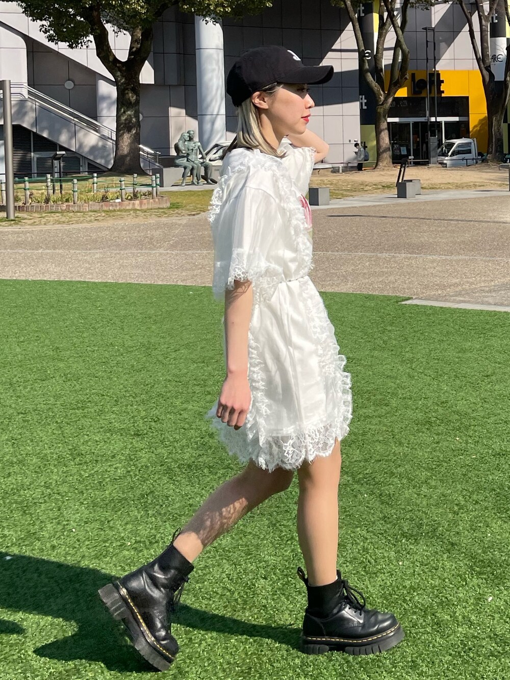 ホワイト系のワンピース、シルバー系のベルト、シルバー系のネックレスを着用したレディースの春コーディネートの3枚目の写真