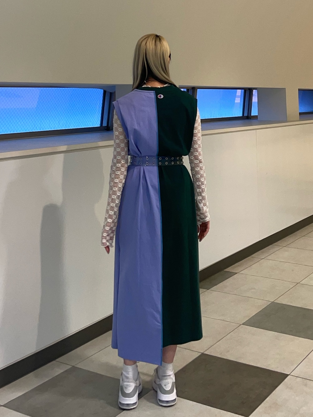 グリーン系のワンピース、ホワイト系のTシャツ/カットソー、その他のベルトを着用したレディースの夏コーディネートの3枚目の写真