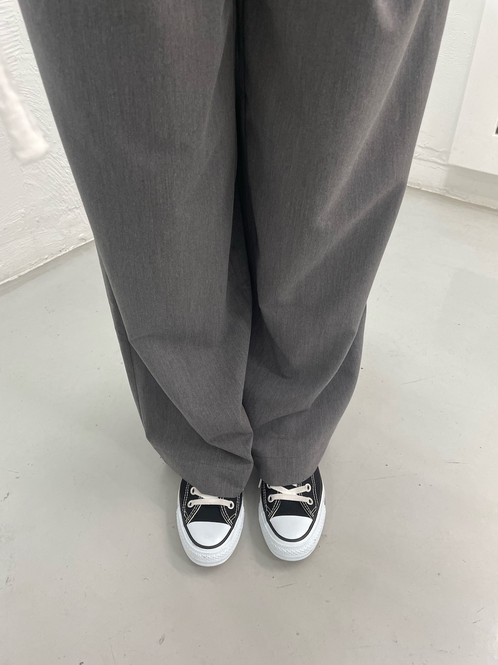 グレー系のその他パンツ、ホワイト系のTシャツ/カットソー、シルバー系のネックレスを着用したレディースの春コーディネートの9枚目の写真