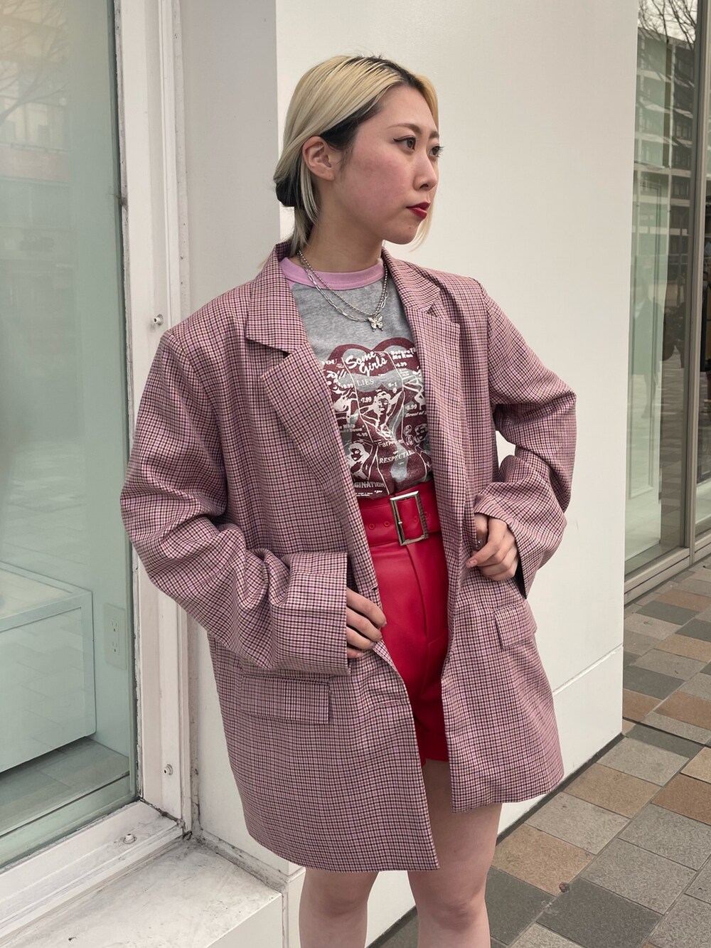 レッド系のその他パンツ、ピンク系のテーラードジャケット、ピンク系のローファーを着用したレディースの春コーディネートの6枚目の写真