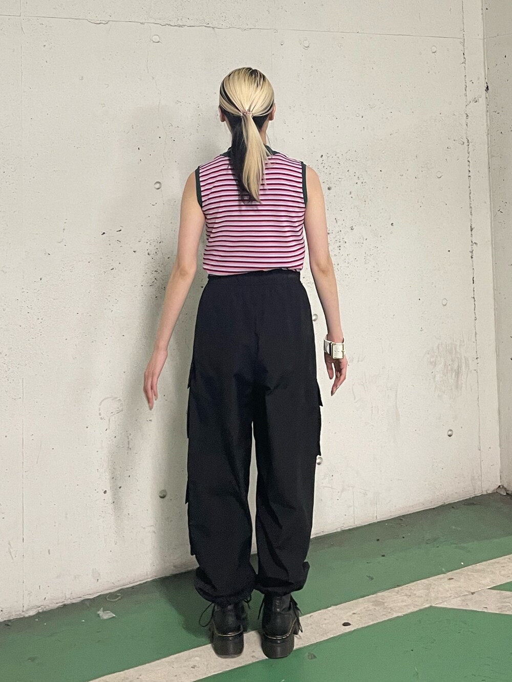 ブラック系のカーゴパンツ、ピンク系のニット/セーター、ホワイト系のブレスレットを着用したレディースの夏コーディネートの4枚目の写真