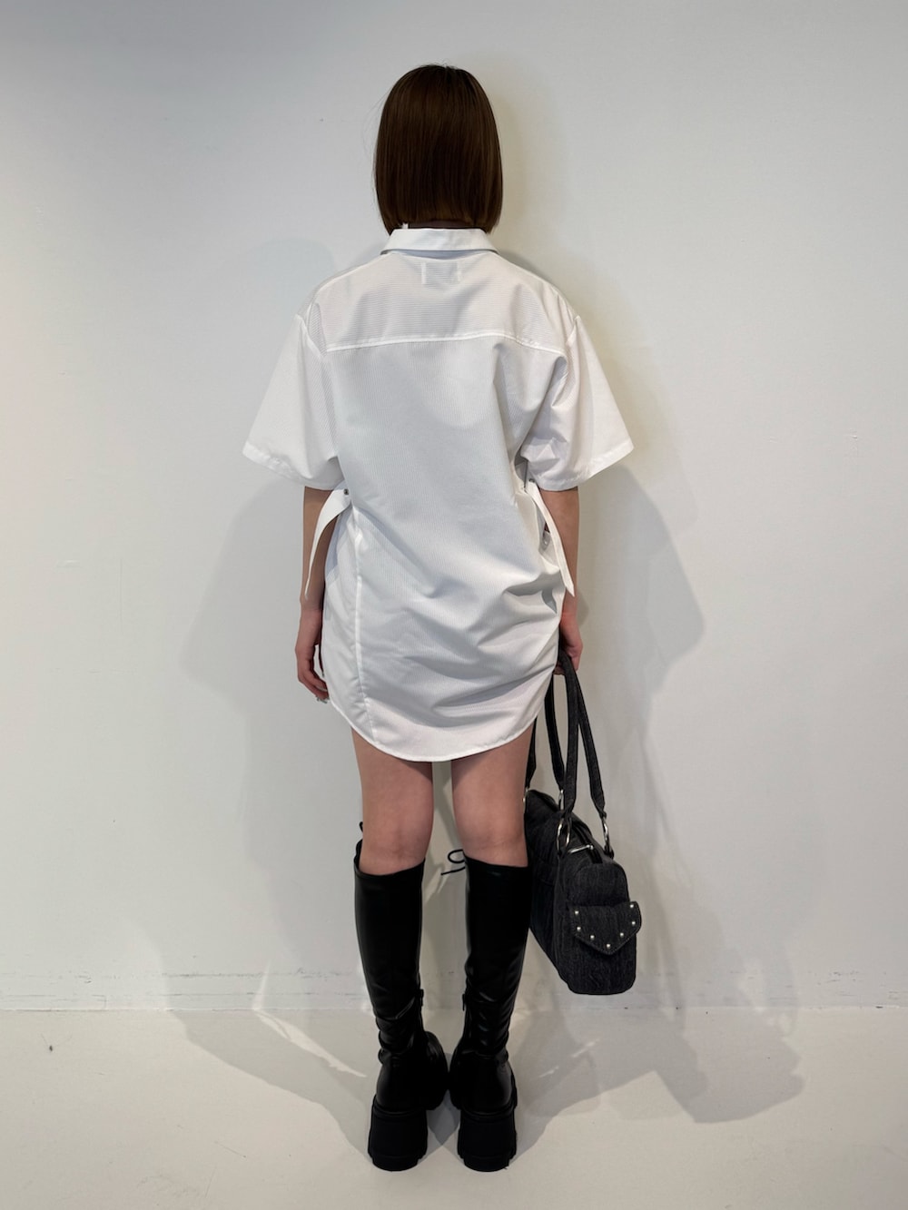 ホワイト系のシャツ/ブラウス、ブラック系のその他パンツ、ブラック系のブーツを着用したレディースの春コーディネートの4枚目の写真