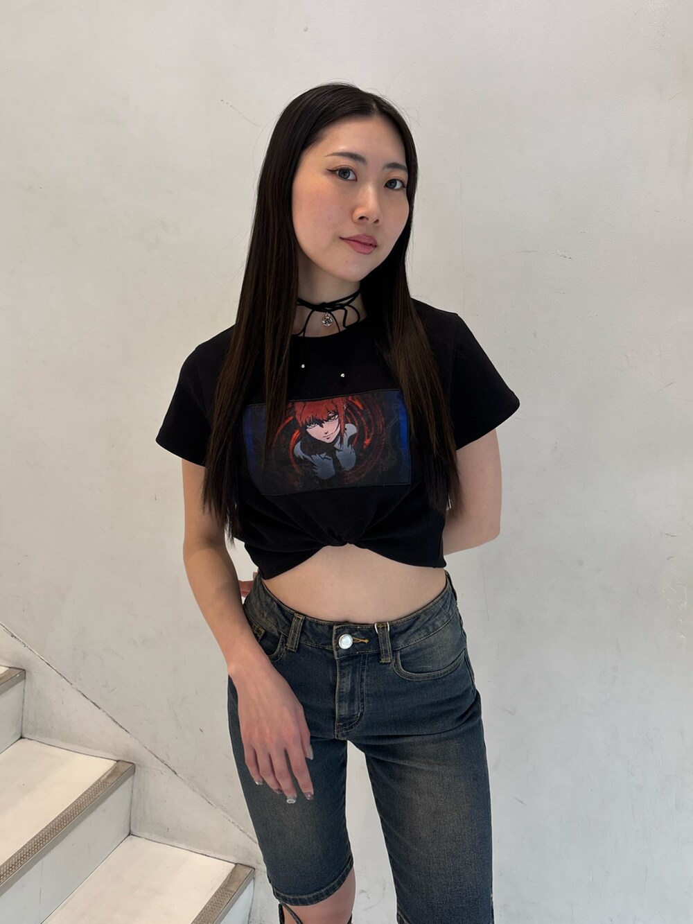 ブルー系のデニムパンツ、ブラック系のTシャツ/カットソー、ブラック系のチョーカーを着用したレディースの春コーディネートの5枚目の写真