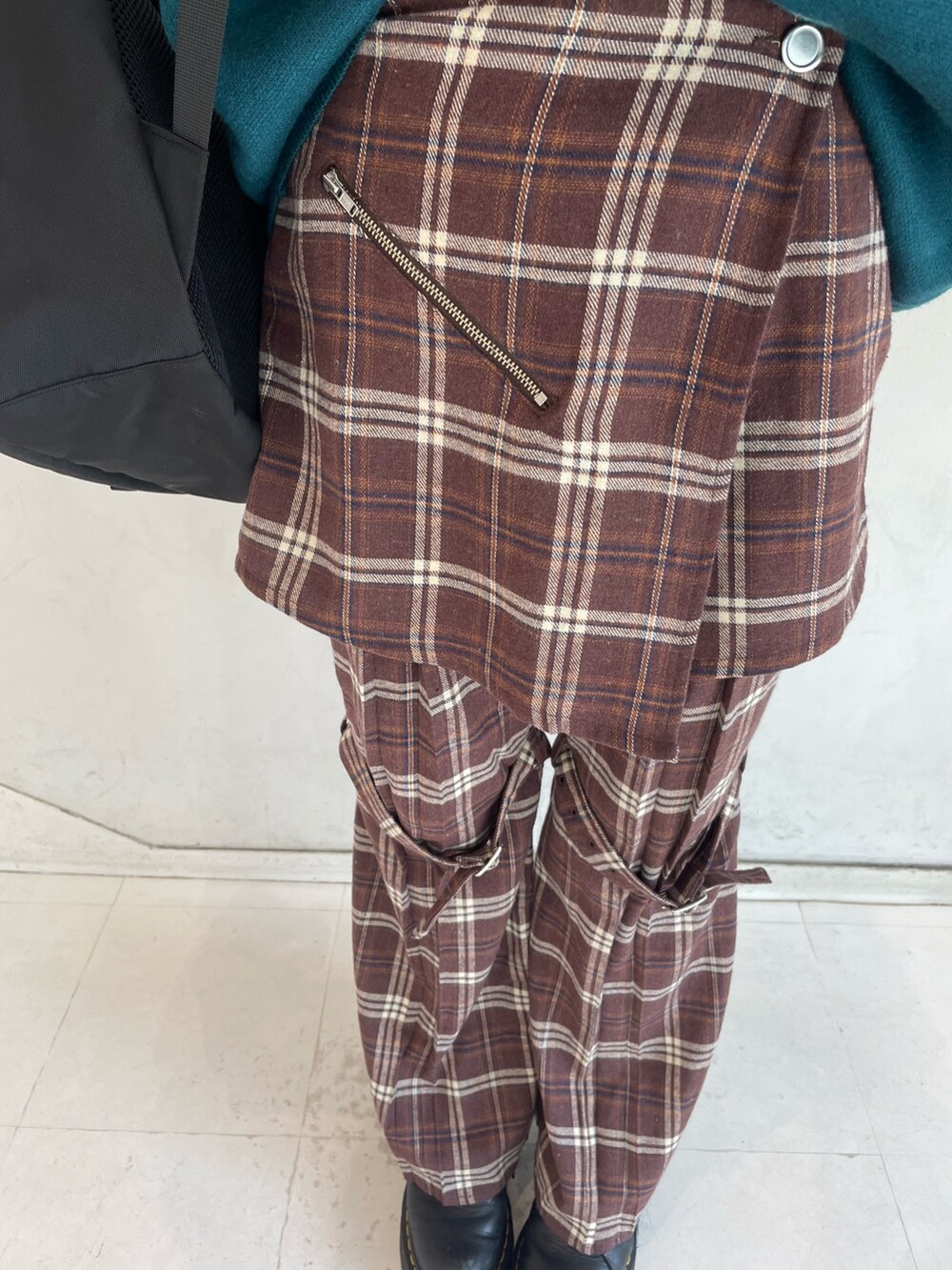 ブルー系のニット/セーター、パープル系のニット/セーター、ブラウン系のその他パンツを着用したレディースの秋コーディネートの6枚目の写真