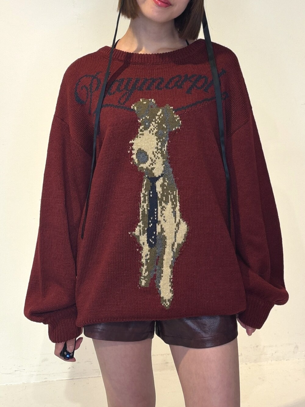 レッド系のその他パンツ、レッド系のニット/セーター、レッド系のハンチング/ベレー帽を着用したレディースの夏コーディネートの6枚目の写真
