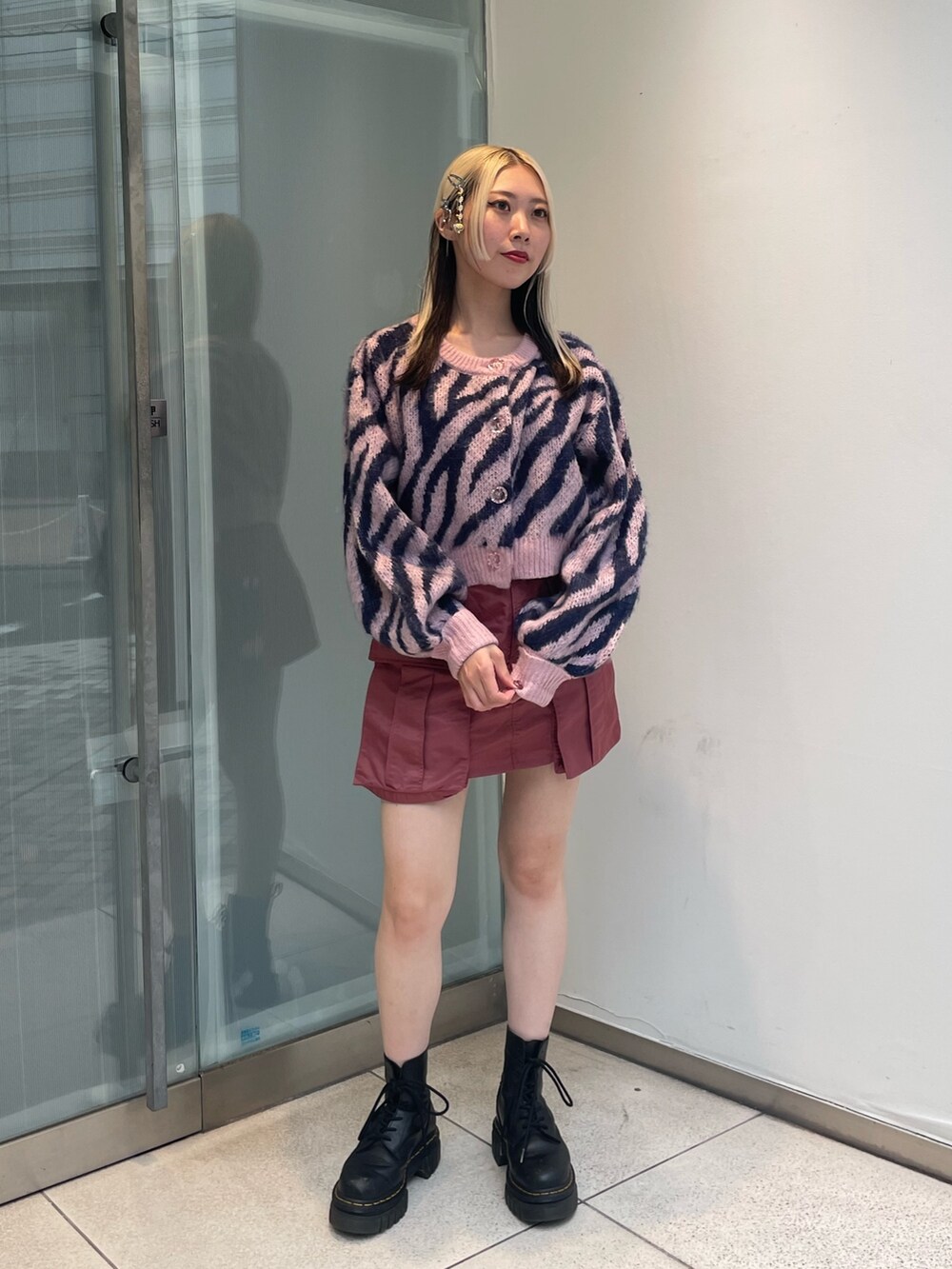 ピンク系のカーディガン/ボレロ、ピンク系のその他パンツを着用したレディースの秋コーディネートの2枚目の写真