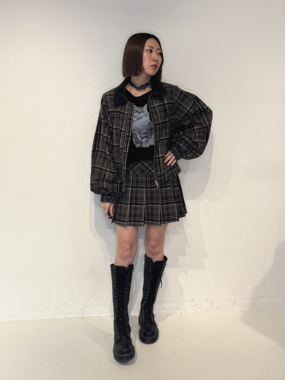 ブラック系のTシャツ/カットソー、レッド系のスカート、レッド系のブルゾンを着用したレディースの夏コーディネートの2枚目の写真
