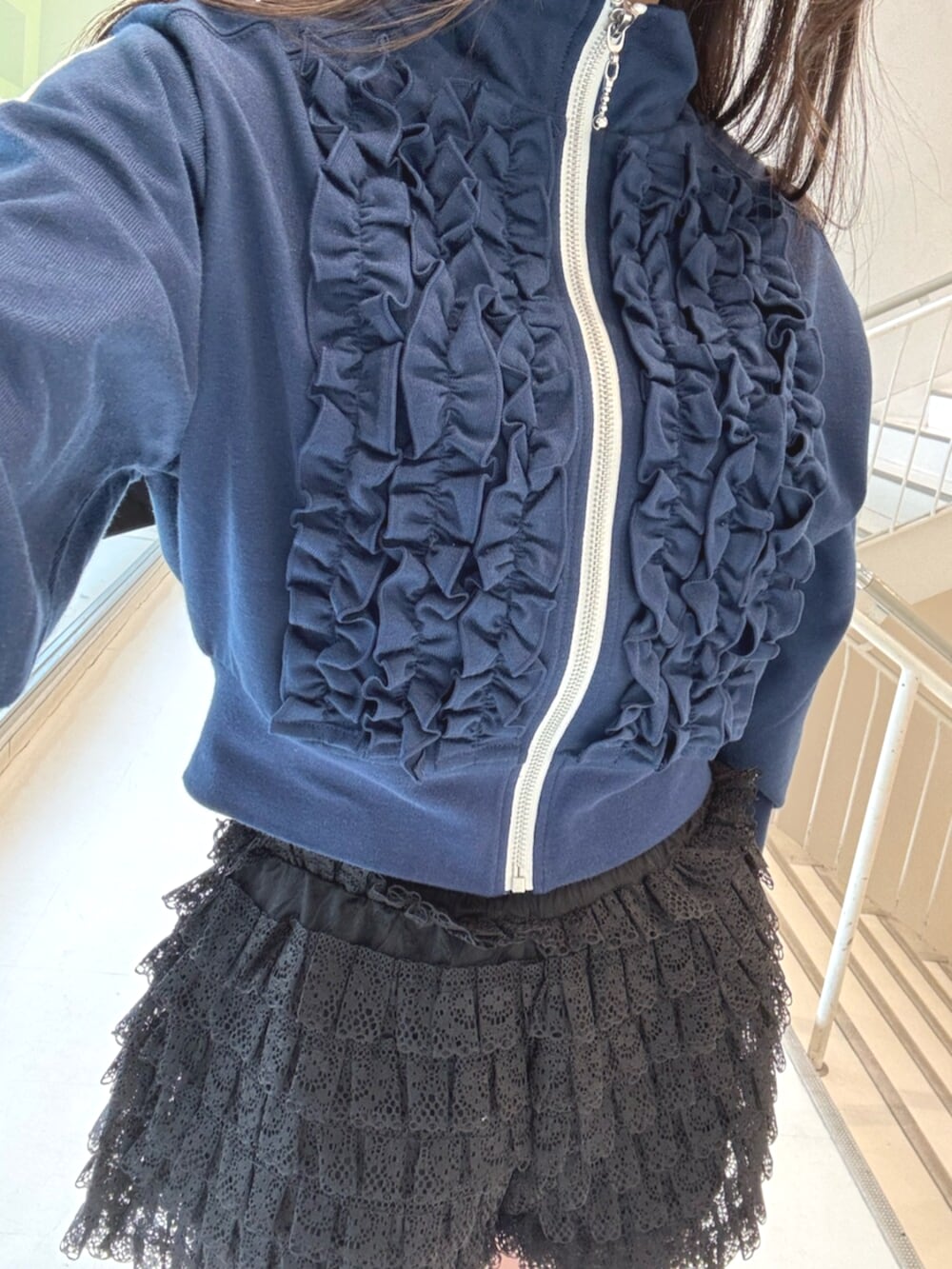 ブラック系のその他パンツ、ブルー系のジャージ、ブラック系のバレッタ/ヘアクリップを着用したレディースの冬コーディネートの9枚目の写真