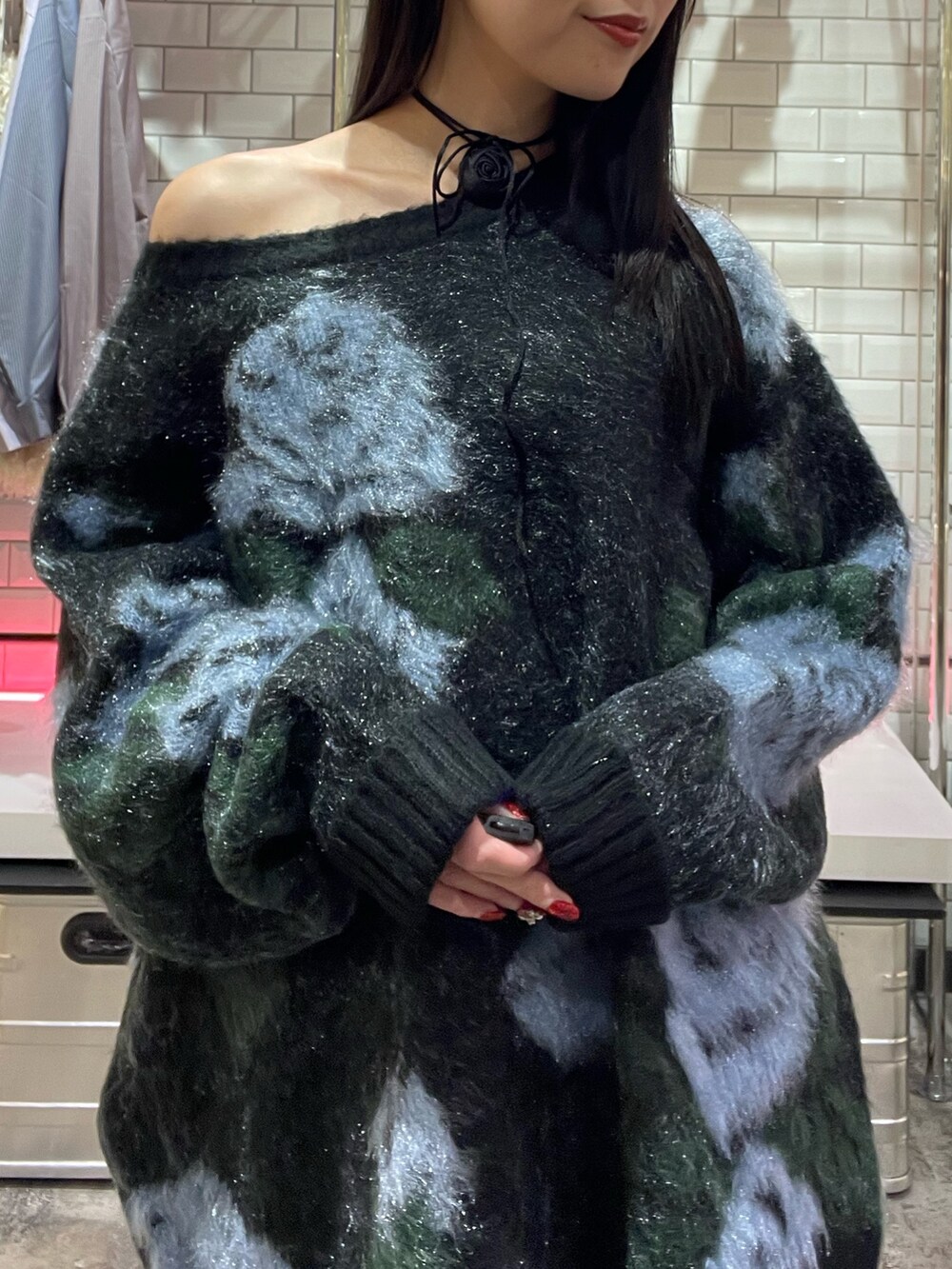 ブラック系のニット/セーター、ホワイト系のその他パンツ、ブラック系のブーツを着用したレディースの秋コーディネートの7枚目の写真