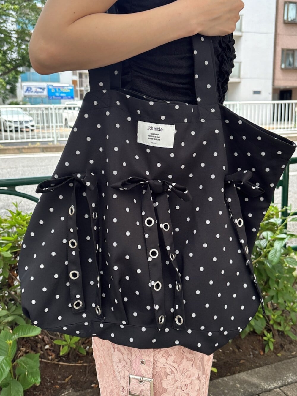 ブラック系のサンダル、ブラック系のTシャツ/カットソー、ピンク系のその他パンツを着用したレディースの夏コーディネートの8枚目の写真