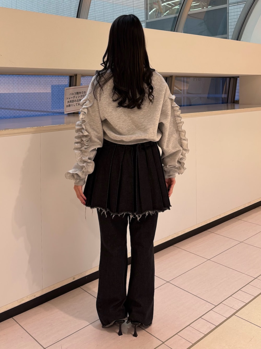 ブラック系のその他パンツ、グレー系のスウェット、ブラック系のパンプスを着用したレディースの冬コーディネートの3枚目の写真