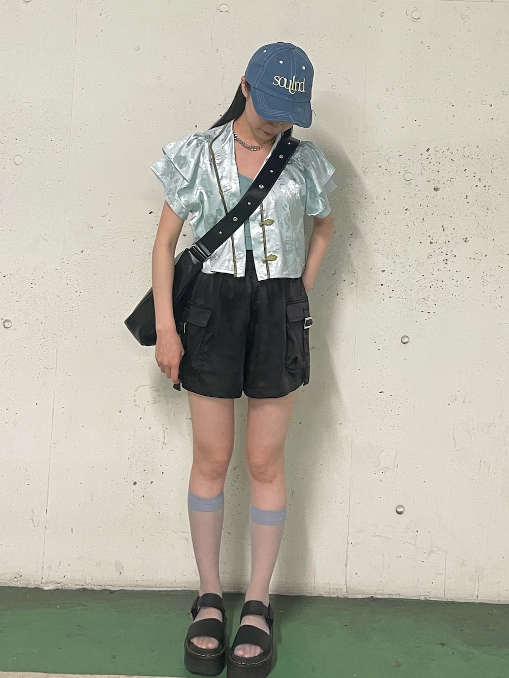 ブラック系のその他パンツ、ブラック系のショルダーバッグ、ブルー系のキャミソールを着用したレディースの春コーディネートの2枚目の写真