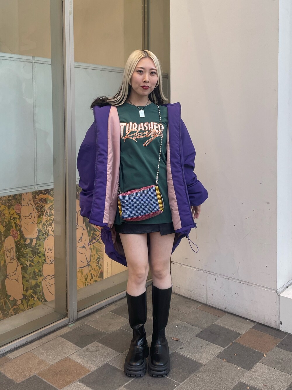 グリーン系のTシャツ/カットソー、その他のショルダーバッグ、ブラック系のその他パンツを着用したレディースの秋コーディネートの2枚目の写真