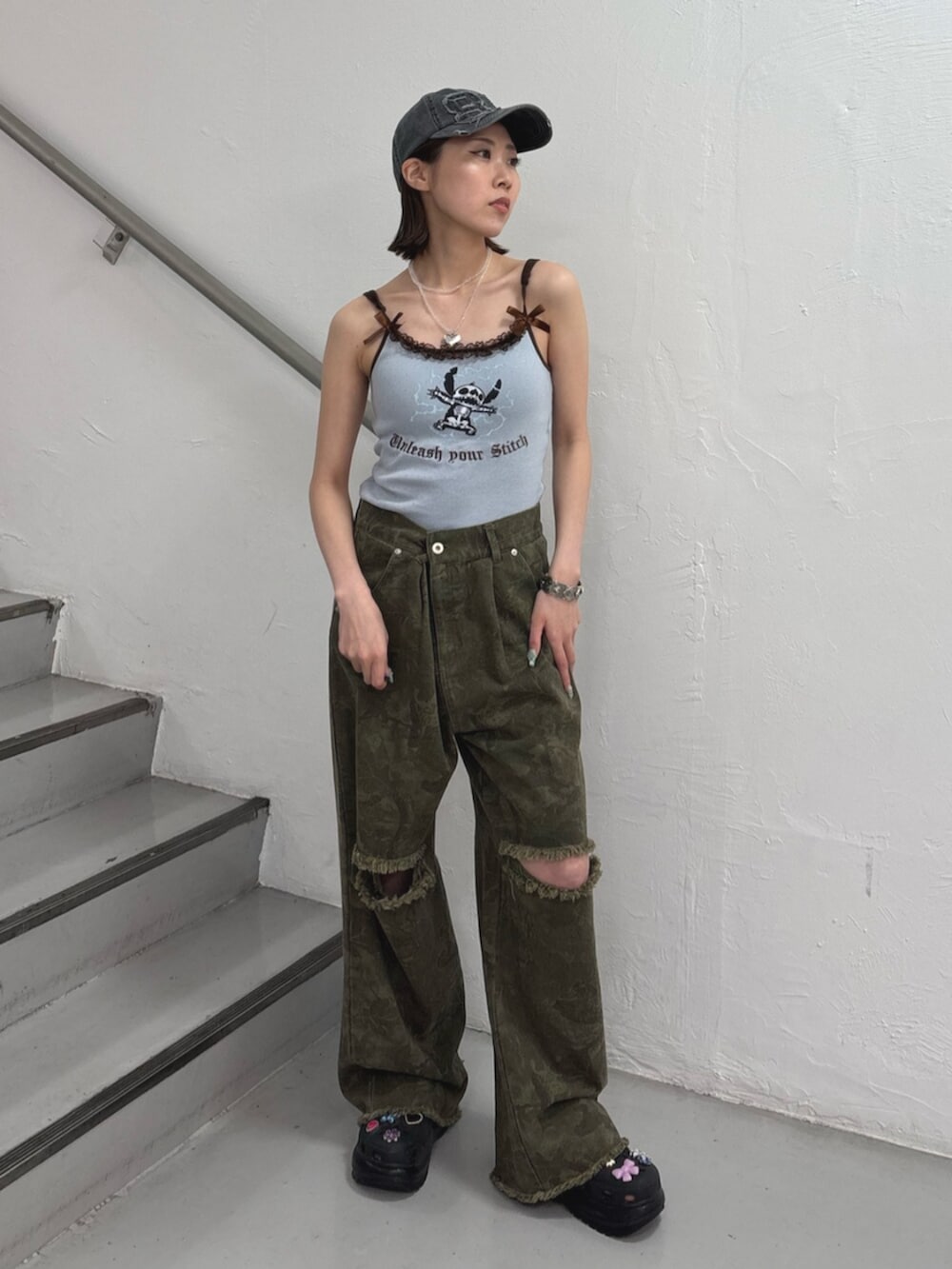 ブルー系のキャミソール、グリーン系のその他パンツ、その他のネックレスを着用したレディースの夏コーディネートの2枚目の写真