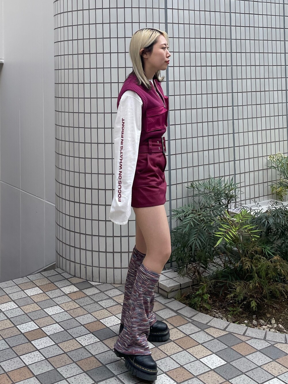 レッド系のその他パンツ、ピンク系のベスト、ホワイト系のTシャツ/カットソーを着用したレディースの春コーディネートの3枚目の写真