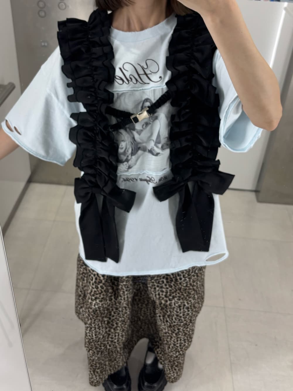 ブラウン系のスカート、ブルー系のTシャツ/カットソー、ブラック系のスニーカーを着用したレディースの夏コーディネートの9枚目の写真