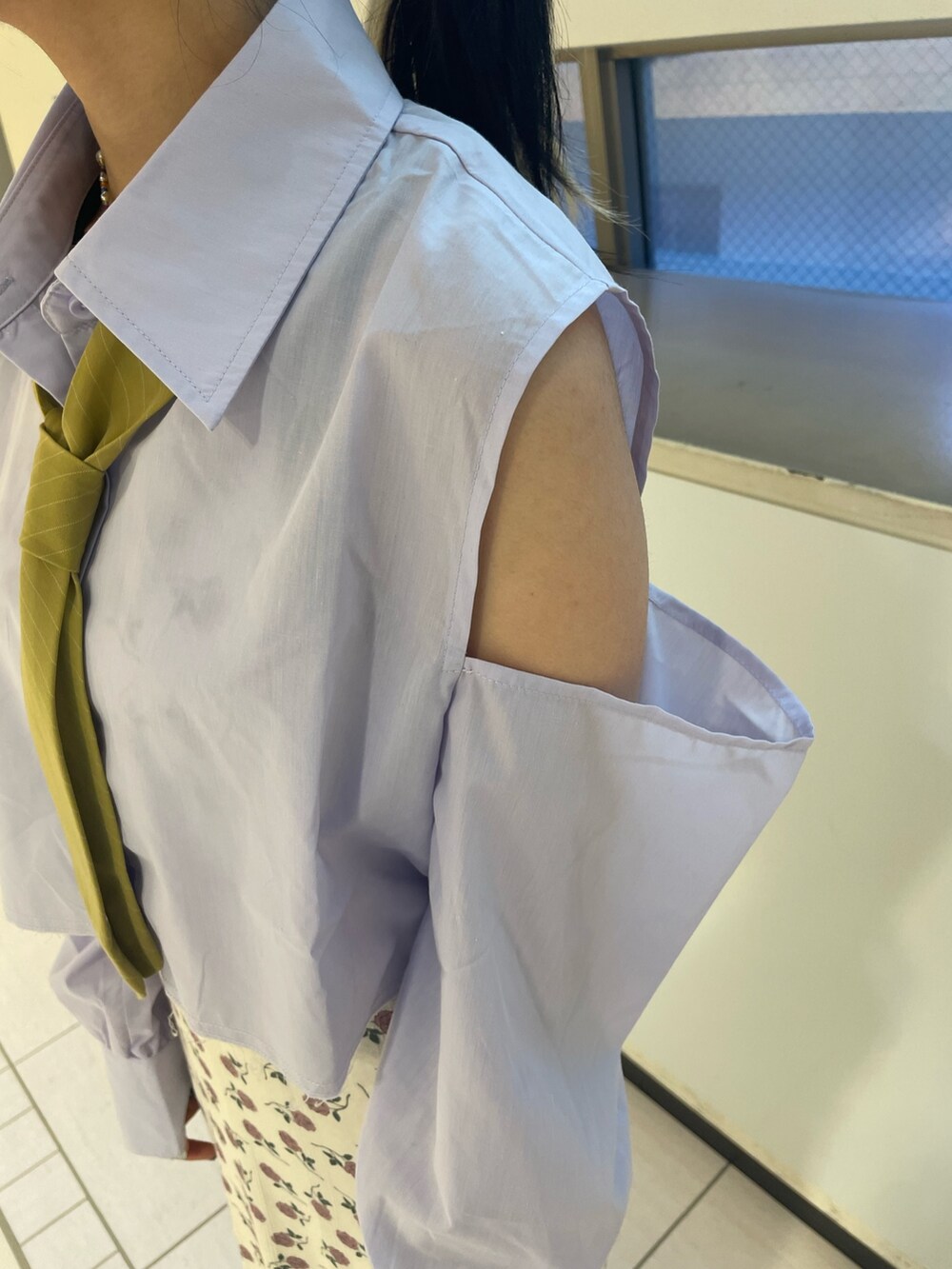 ホワイト系のワンピース、パープル系のシャツ/ブラウス、シルバー系のネックレスを着用したレディースの夏コーディネートの8枚目の写真