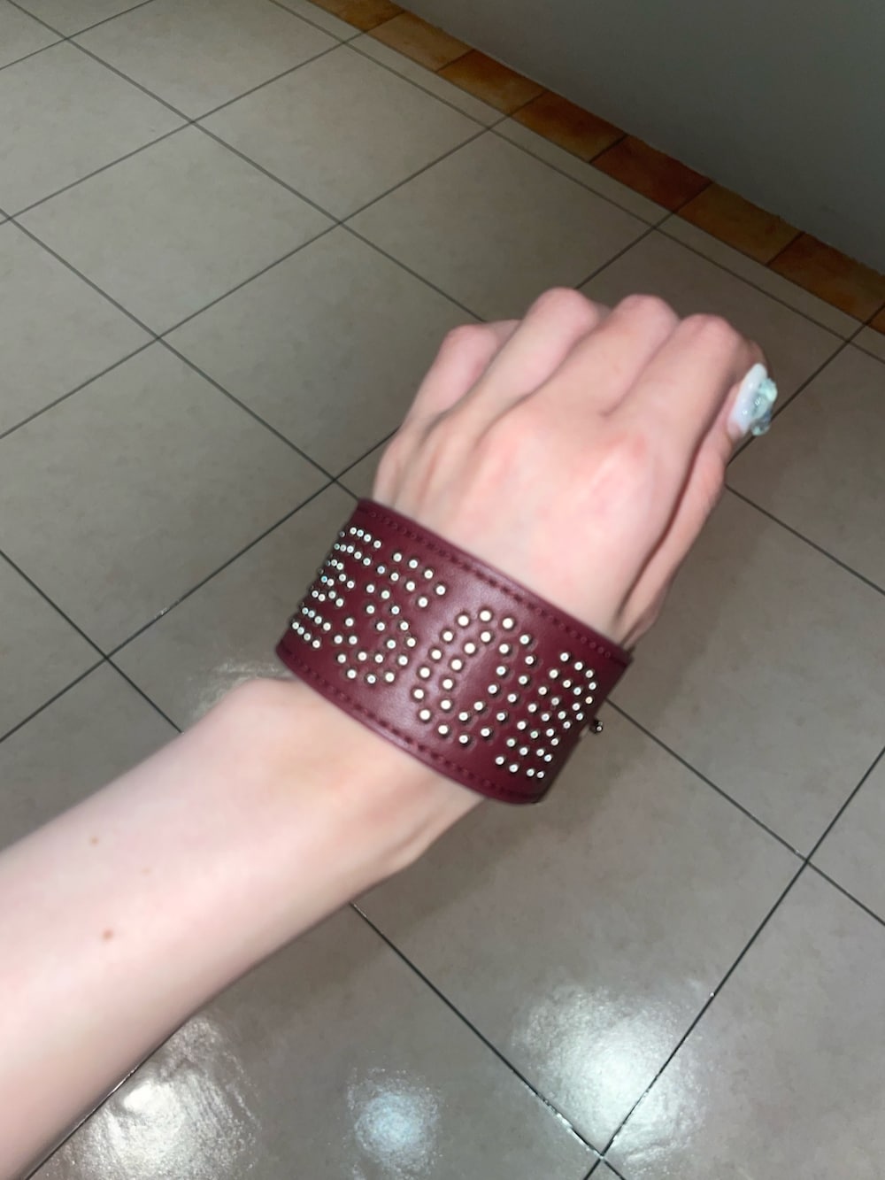 ブラック系のワンピース、ブラック系のサンダル、レッド系のブレスレットを着用したレディースの夏コーディネートの9枚目の写真