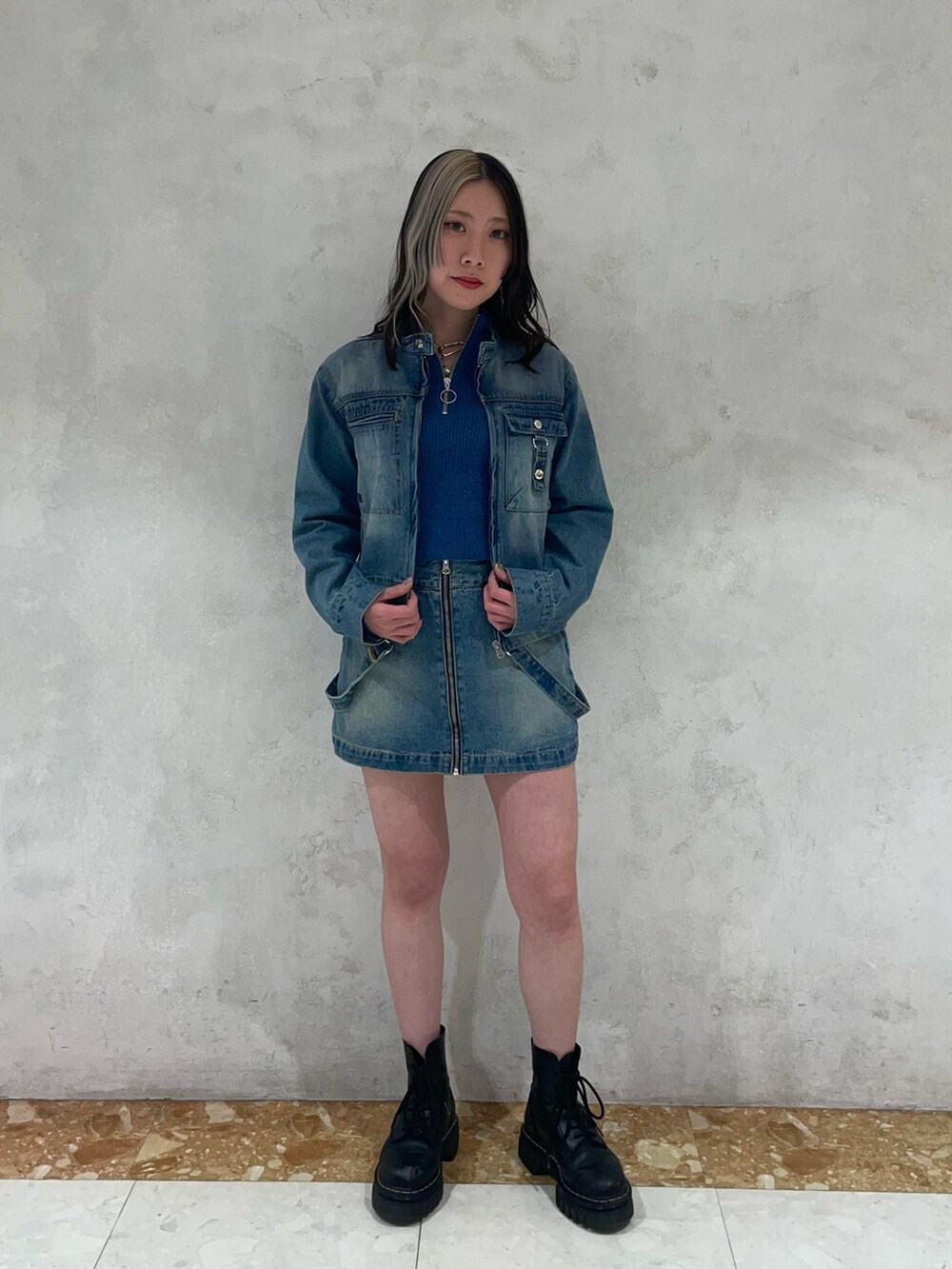 ブルー系のデニムスカート、ブルー系のニット/セーター、ブルー系のデニムジャケットを着用したレディースの冬コーディネートの2枚目の写真