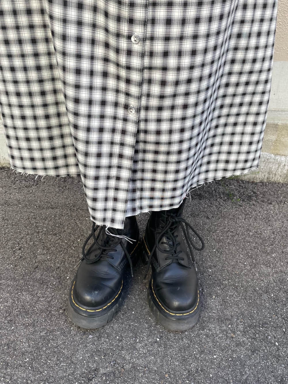 ブラック系のワンピース、ブルー系のベルト、シルバー系のネックレスを着用したレディースの春コーディネートの10枚目の写真