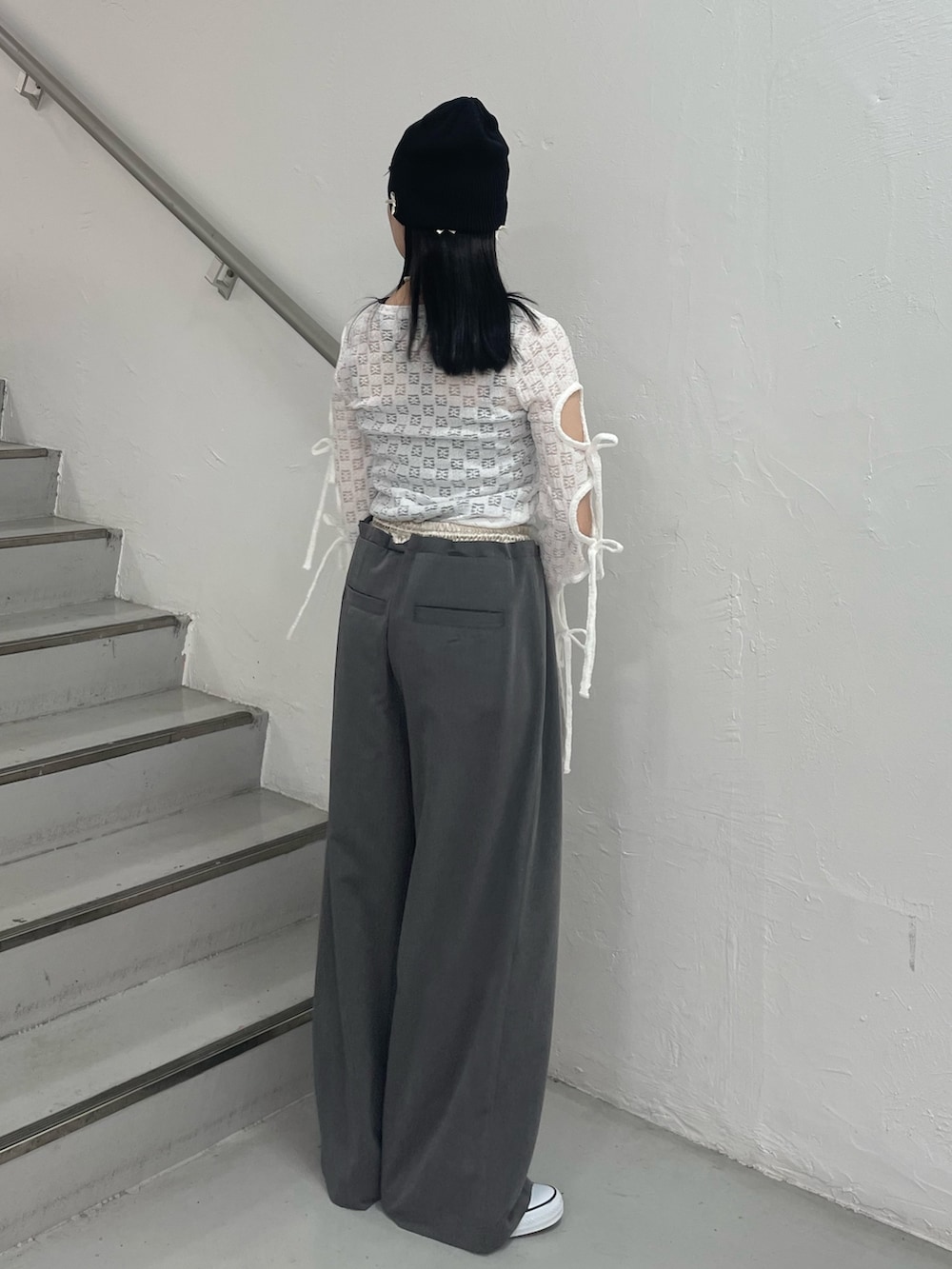 グレー系のその他パンツ、ホワイト系のTシャツ/カットソー、シルバー系のネックレスを着用したレディースの春コーディネートの5枚目の写真