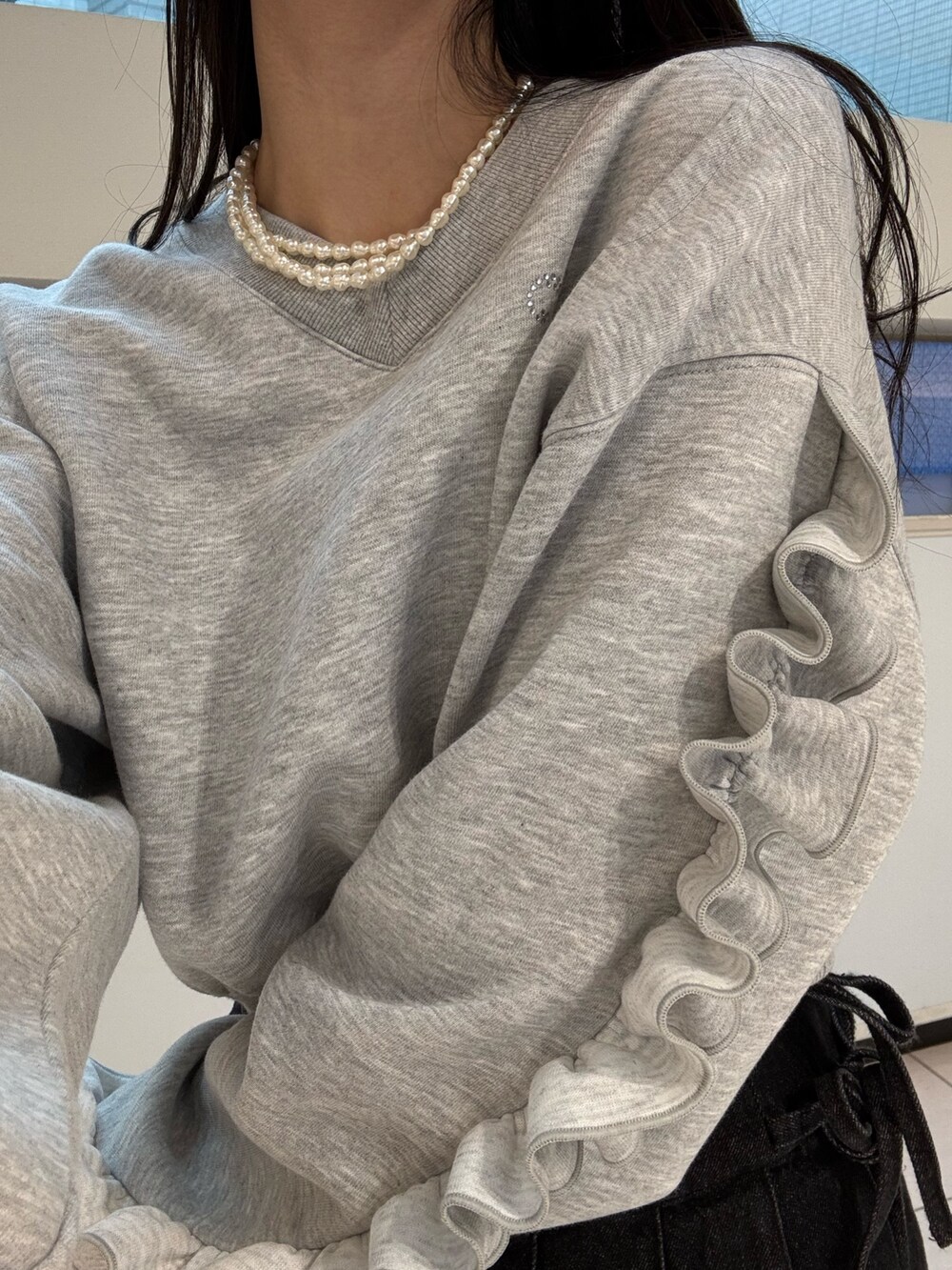 ブラック系のその他パンツ、グレー系のスウェット、ブラック系のパンプスを着用したレディースの冬コーディネートの8枚目の写真