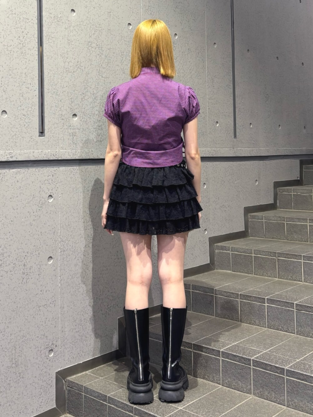 ブラック系のスカート、レッド系のシャツ/ブラウス、ブラック系のベルトを着用したレディースの春コーディネートの4枚目の写真