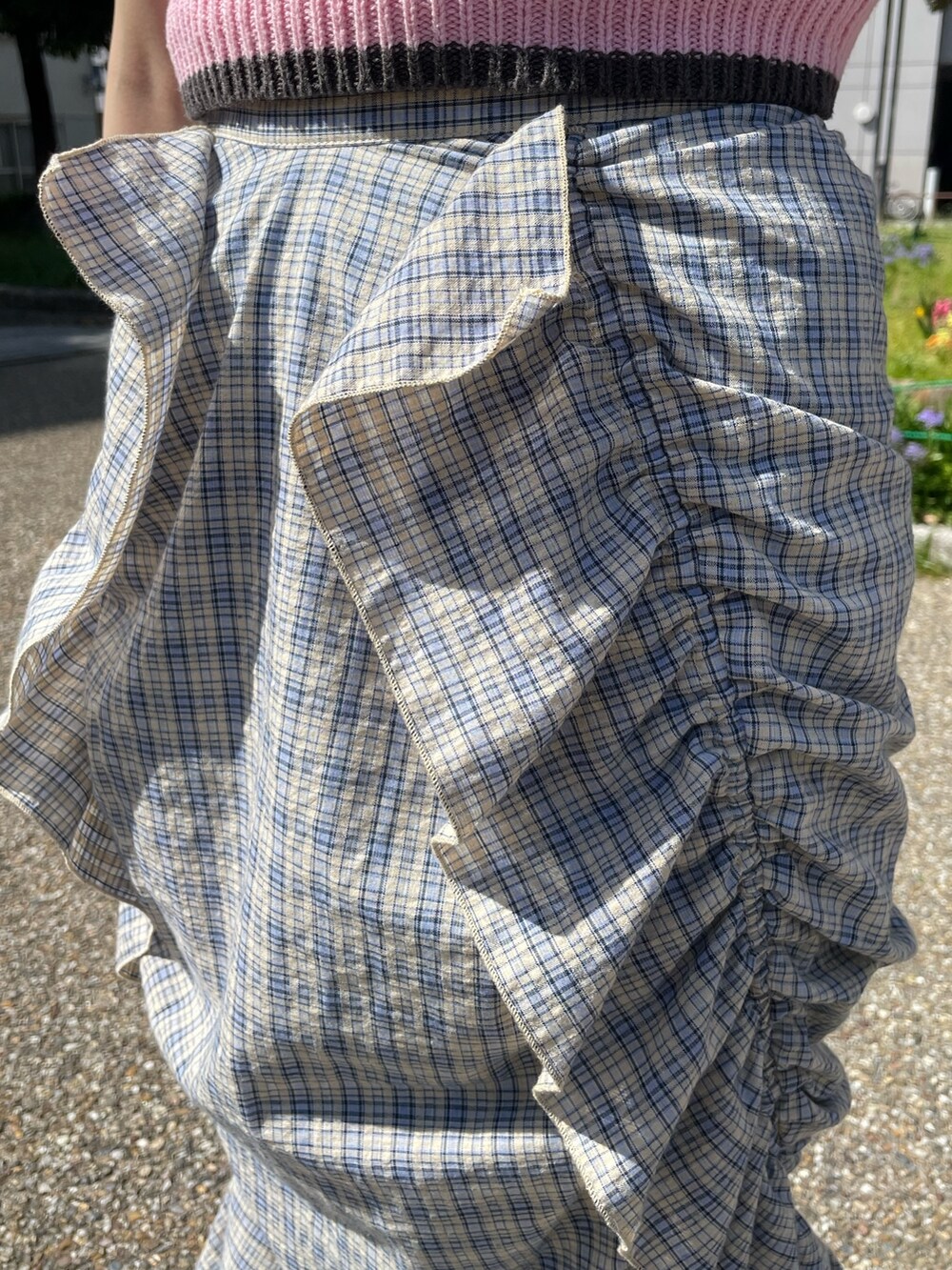 ピンク系のタンクトップ、シルバー系のサンダル、ホワイト系のTシャツ/カットソーを着用したレディースの春コーディネートの9枚目の写真