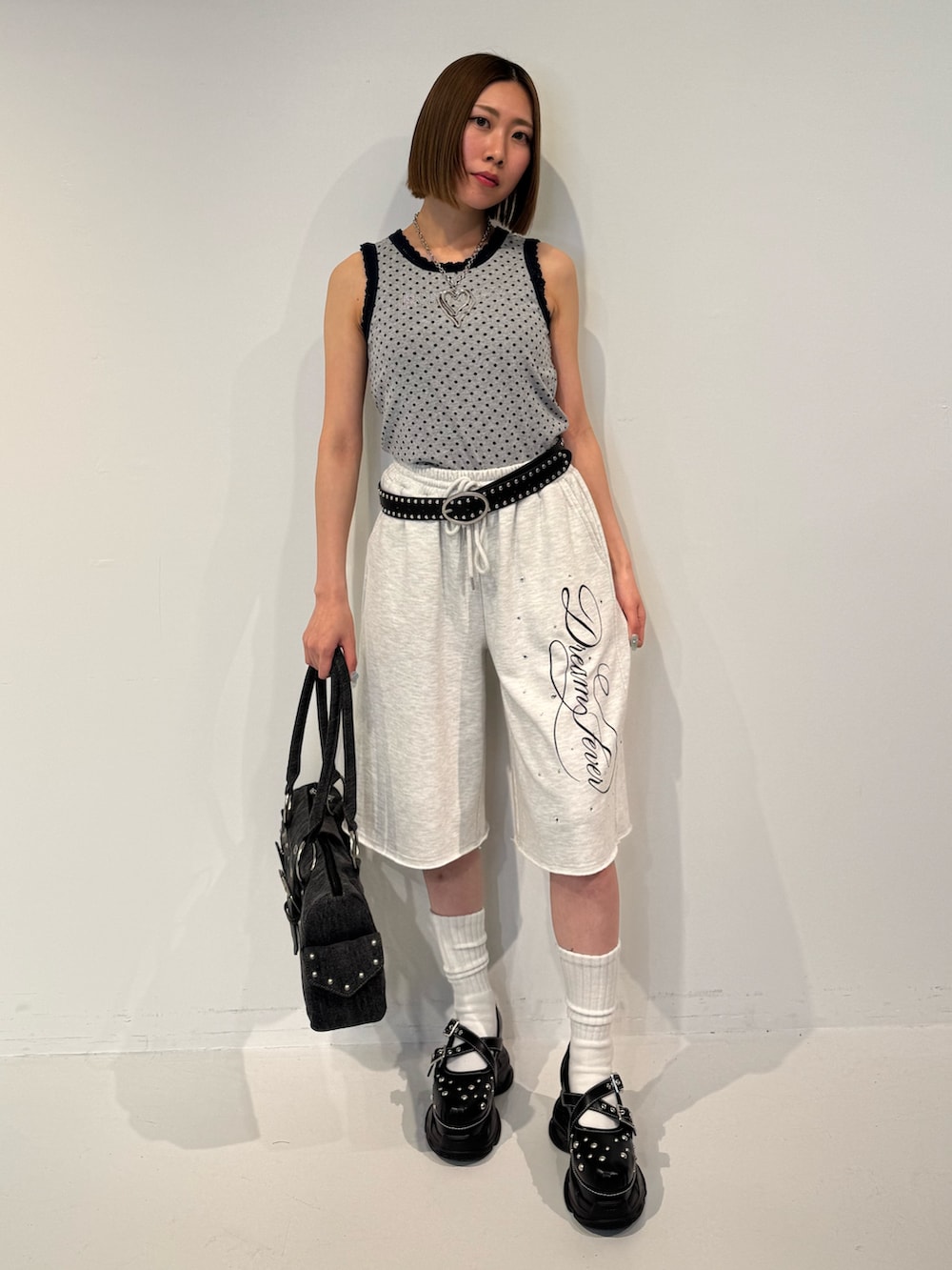 グレー系のその他パンツ、グレー系のタンクトップ、ブラック系のサンダルを着用したレディースの春コーディネートの2枚目の写真
