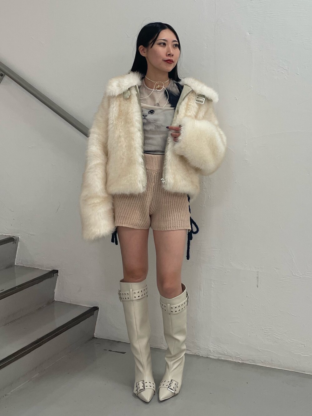 ホワイト系のその他アウター、ブラック系のTシャツ/カットソー、ホワイト系のその他パンツを着用したレディースの秋コーディネートの3枚目の写真