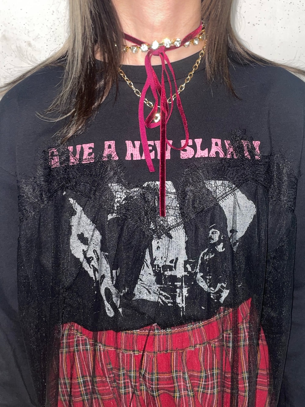 レッド系のスカート、ブラック系のワンピース、レッド系のネックレスを着用したレディースの冬コーディネートの6枚目の写真