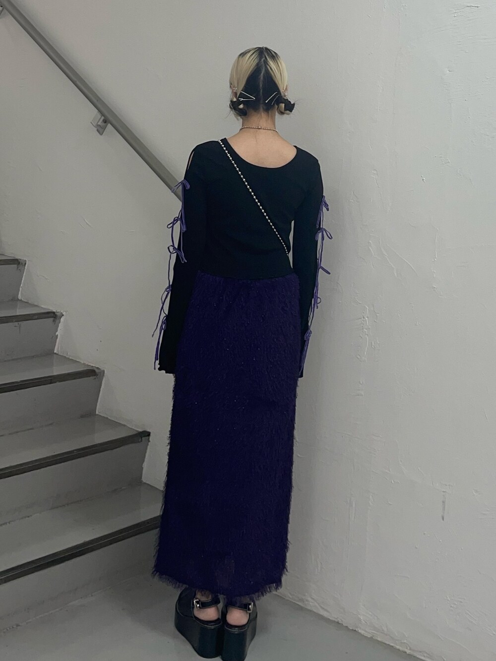 パープル系のスカート、ホワイト系のショルダーバッグ、ブラック系のTシャツ/カットソーを着用したレディースの夏コーディネートの4枚目の写真