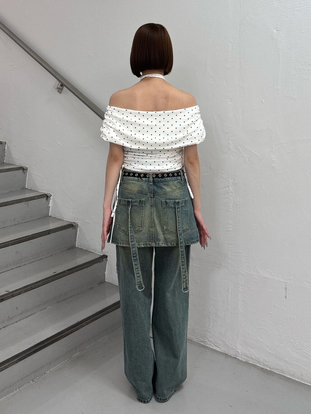 ブルー系のデニムパンツ、ブラック系のパンプス、ホワイト系のTシャツ/カットソーを着用したレディースの夏コーディネートの4枚目の写真