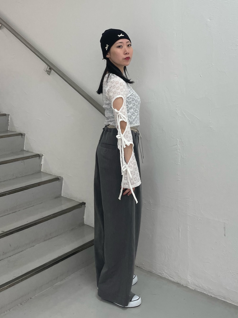 グレー系のその他パンツ、ホワイト系のTシャツ/カットソー、シルバー系のネックレスを着用したレディースの春コーディネートの3枚目の写真