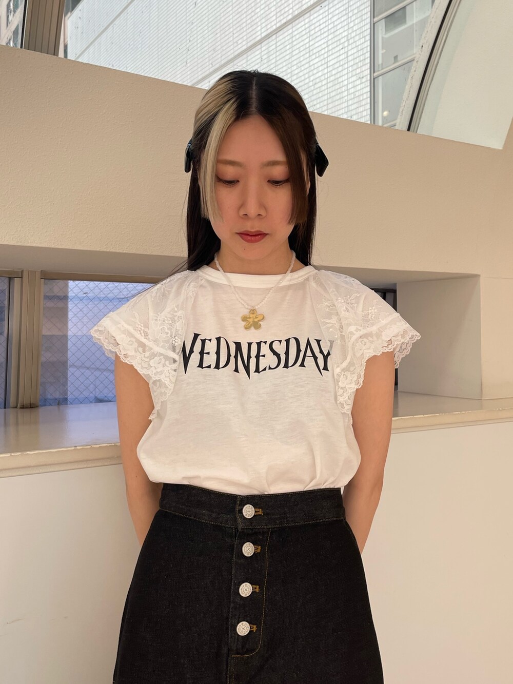 ブラック系のワンピース、ホワイト系のTシャツ/カットソー、ブラック系のパンプスを着用したレディースの春コーディネートの6枚目の写真