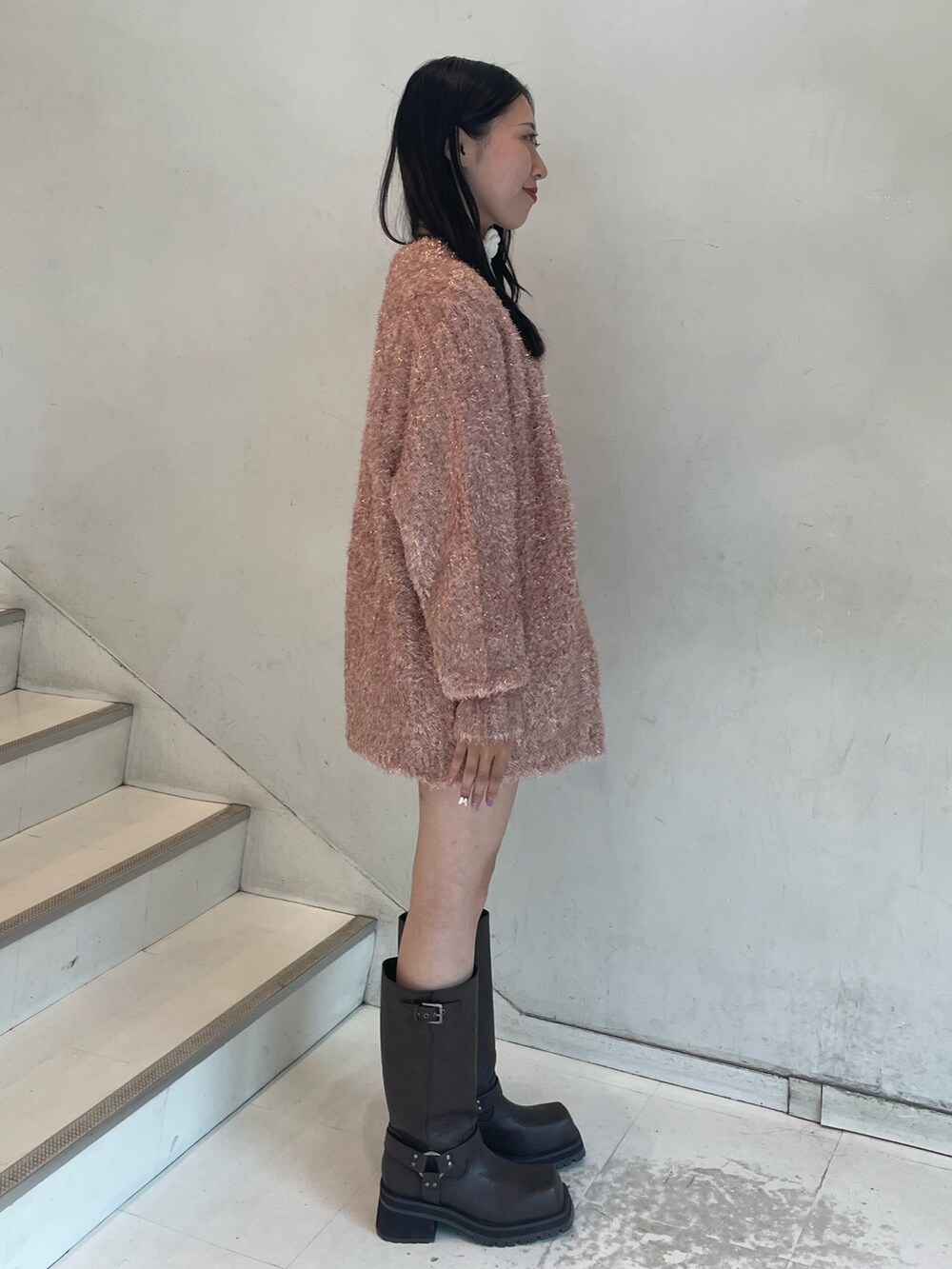 ピンク系のカーディガン/ボレロ、グレー系のスカート、ホワイト系のTシャツ/カットソーを着用したレディースの秋コーディネートの3枚目の写真