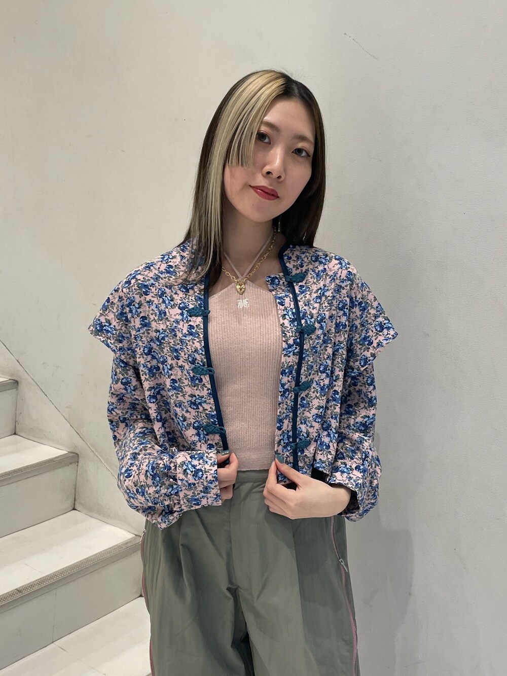 ピンク系のシャツ/ブラウス、ピンク系のアンサンブル、グレー系のその他パンツを着用したレディースの春コーディネートの5枚目の写真