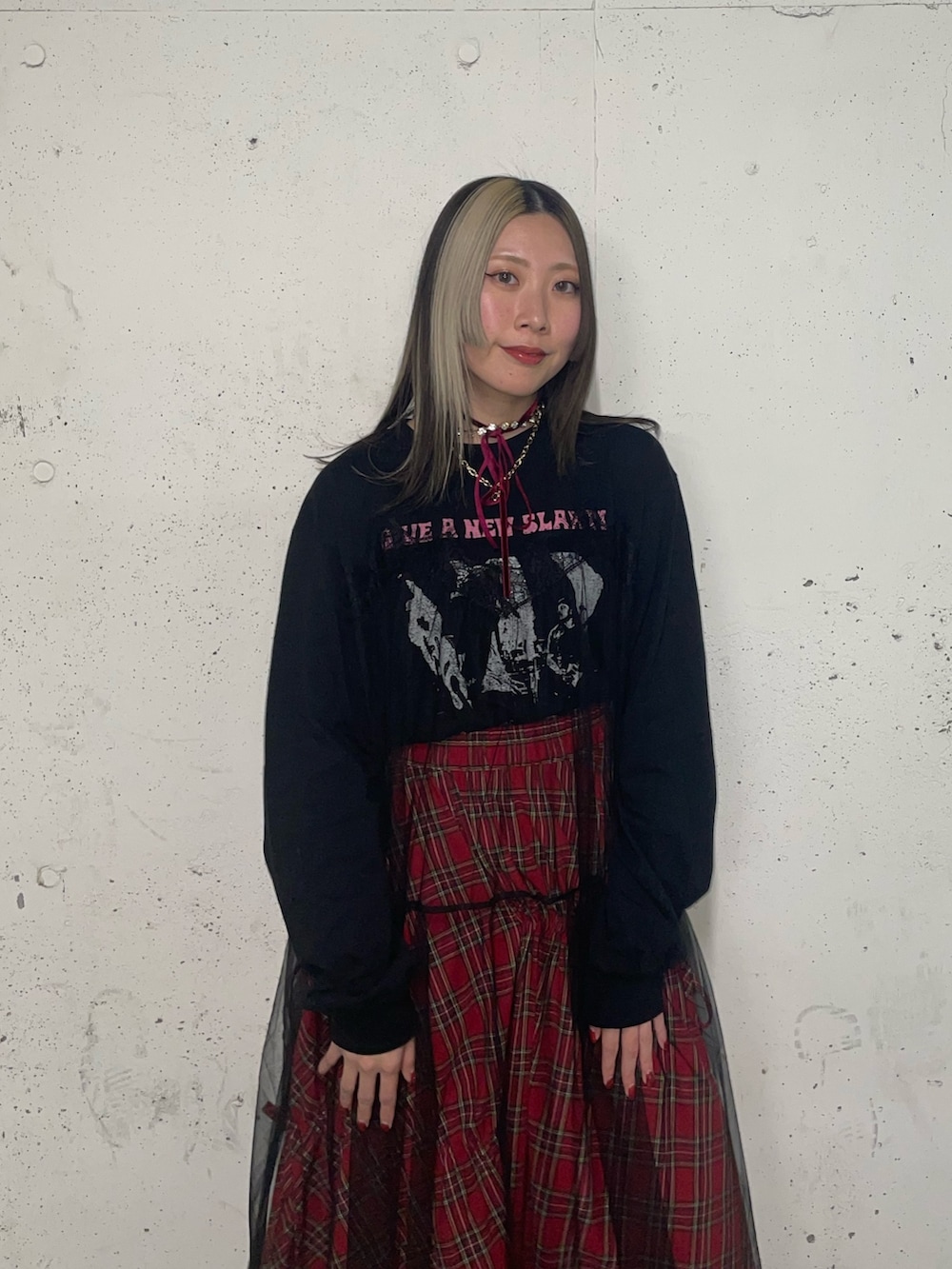 レッド系のスカート、ブラック系のワンピース、レッド系のネックレスを着用したレディースの冬コーディネートの4枚目の写真