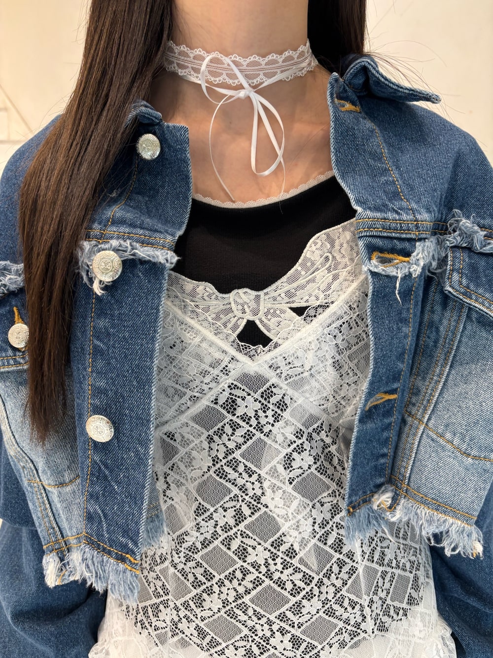 ホワイト系のワンピース、ブルー系のデニムジャケット、ブラック系のTシャツ/カットソーを着用したレディースの春コーディネートの8枚目の写真