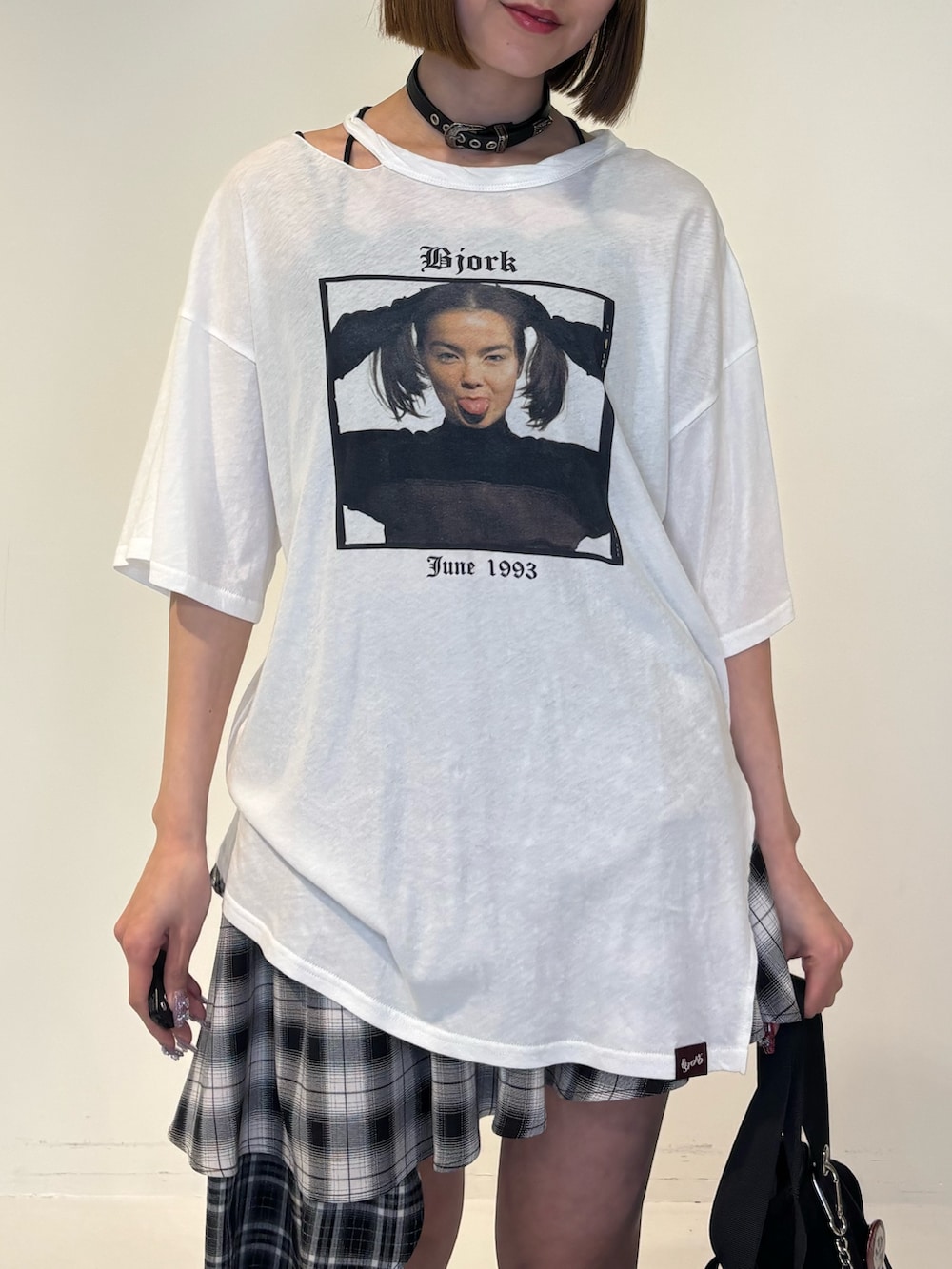 ブラック系のブーツ、ブラック系のボストンバッグ、ブラック系のスカートを着用したレディースの冬コーディネートの6枚目の写真