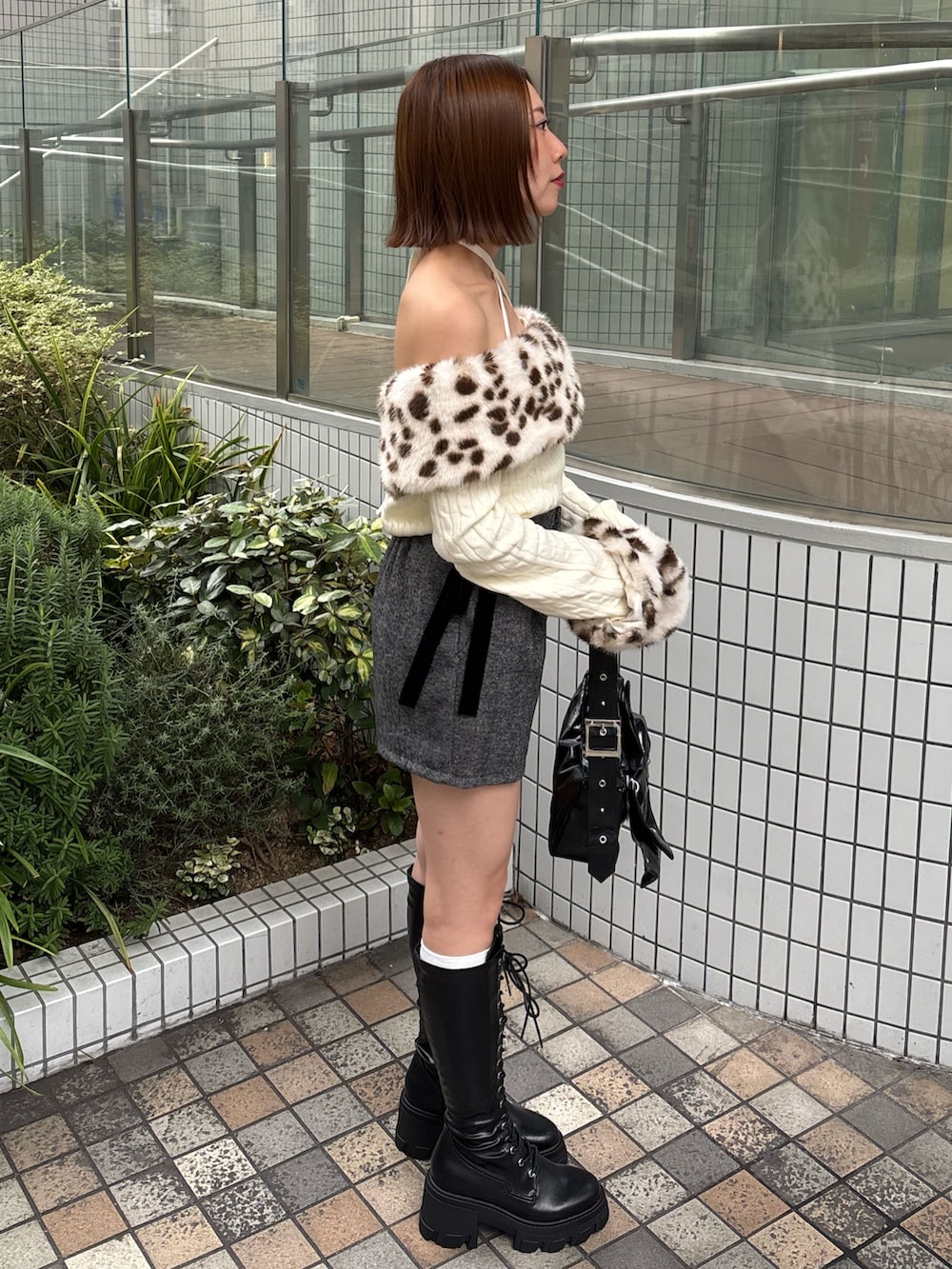 グレー系のその他パンツ、ホワイト系のニット/セーター、ブラック系のショルダーバッグを着用したレディースの秋コーディネートの3枚目の写真