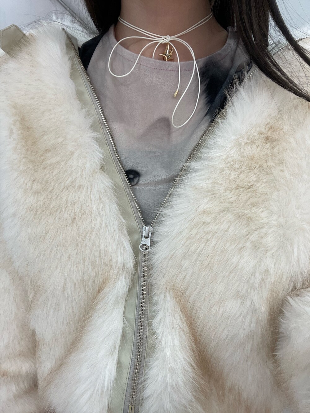 ホワイト系のその他アウター、ブラック系のTシャツ/カットソー、ホワイト系のその他パンツを着用したレディースの秋コーディネートの8枚目の写真