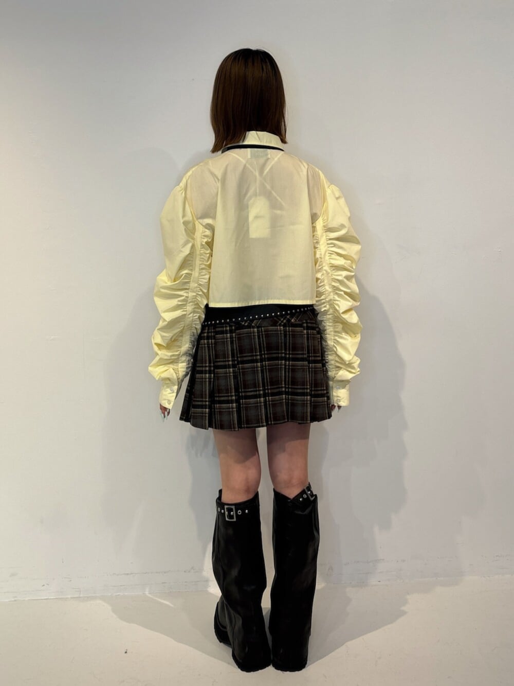 ブラック系のブーツ、イエロー系のシャツ/ブラウス、レッド系のスカートを着用したレディースの夏コーディネートの4枚目の写真