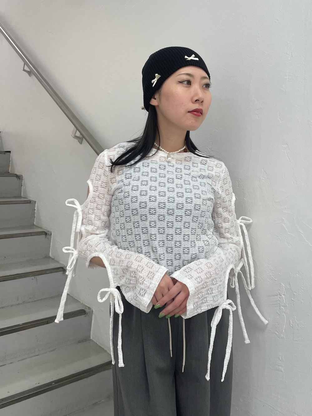 グレー系のその他パンツ、ホワイト系のTシャツ/カットソー、シルバー系のネックレスを着用したレディースの春コーディネートの7枚目の写真