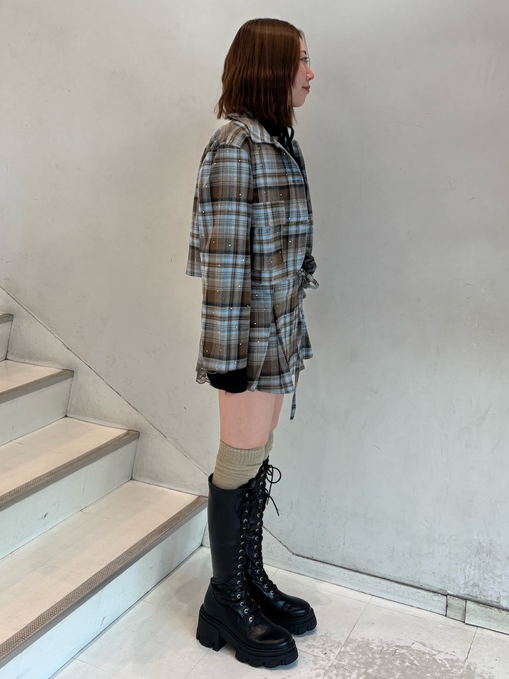 ブラウン系のスカート、ブラウン系のテーラードジャケット、ブラック系のTシャツ/カットソーを着用したレディースの冬コーディネートの3枚目の写真