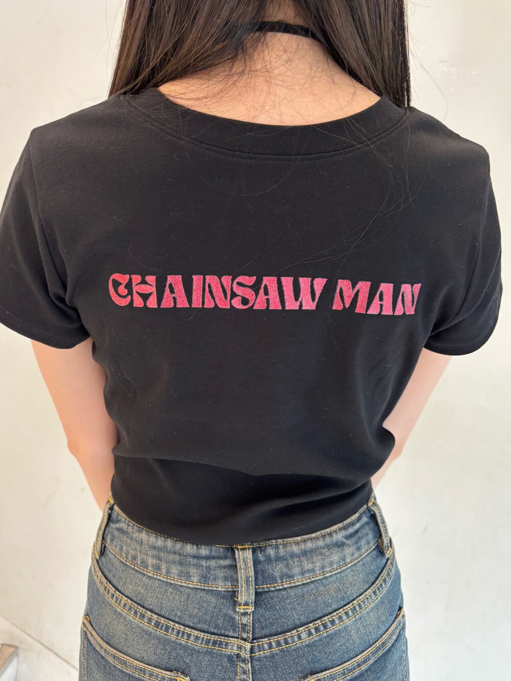 ブルー系のデニムパンツ、ブラック系のTシャツ/カットソー、ブラック系のチョーカーを着用したレディースの春コーディネートの9枚目の写真