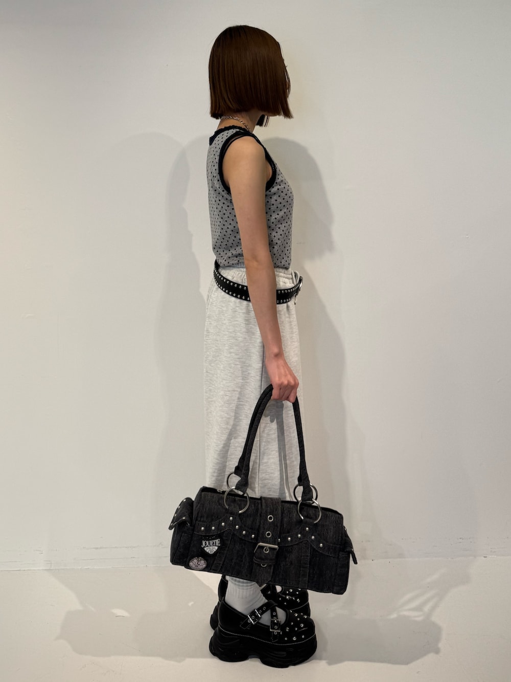 グレー系のその他パンツ、グレー系のタンクトップ、ブラック系のサンダルを着用したレディースの春コーディネートの3枚目の写真