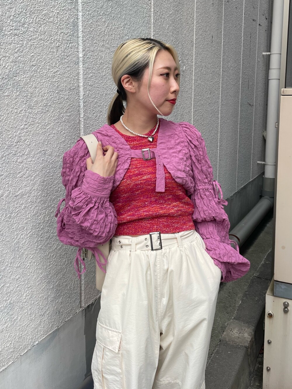 ホワイト系のその他パンツ、ピンク系のタンクトップ、ホワイト系のショルダーバッグを着用したレディースの春コーディネートの6枚目の写真