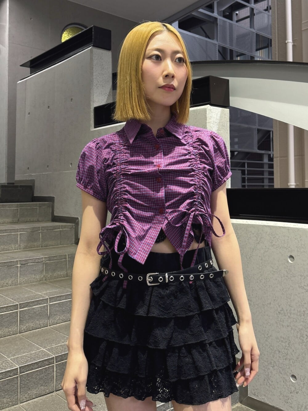 ブラック系のスカート、レッド系のシャツ/ブラウス、ブラック系のベルトを着用したレディースの春コーディネートの5枚目の写真