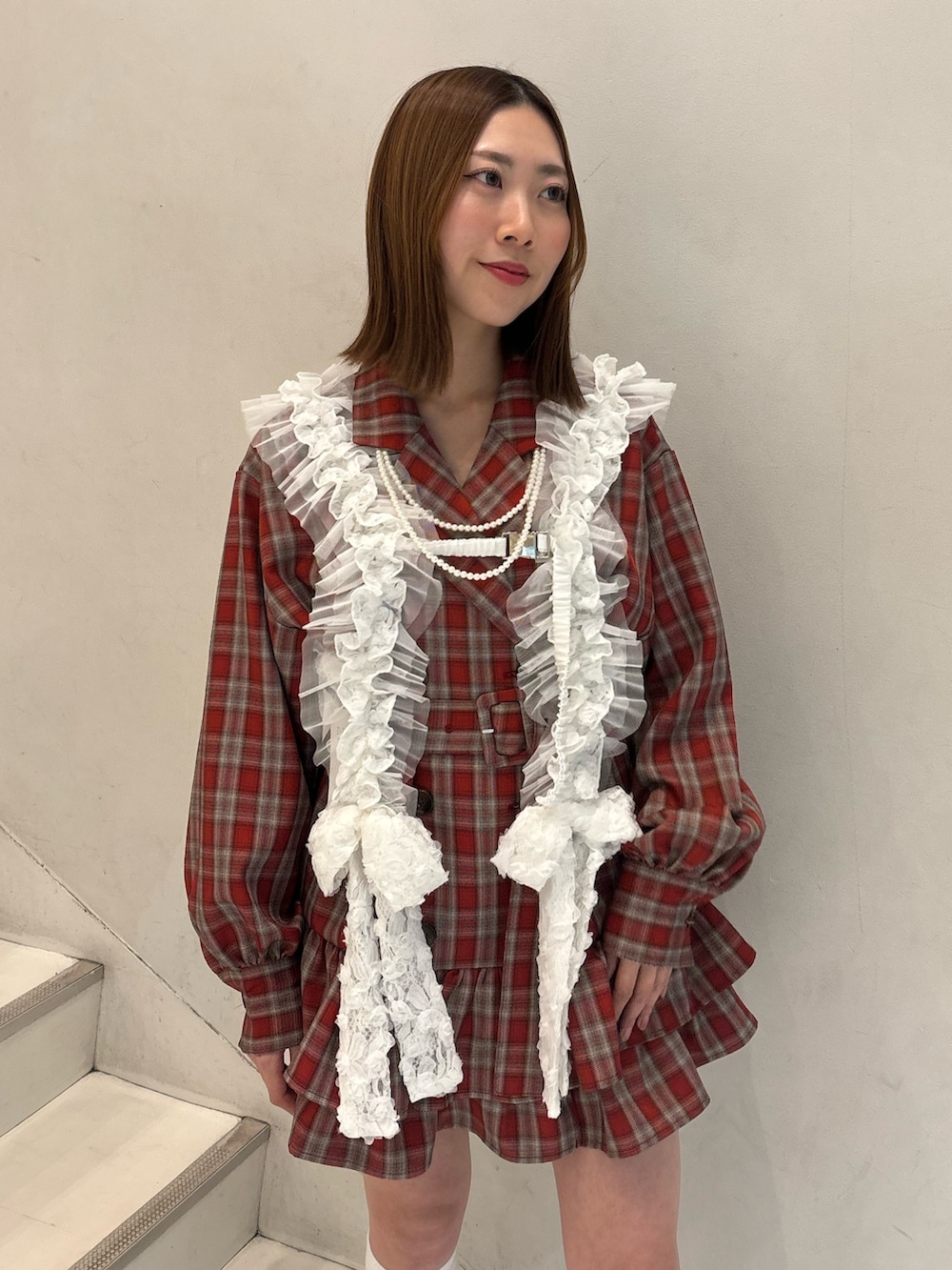 レッド系のワンピース、レッド系のローファー、ホワイト系のベルトを着用したレディースの冬コーディネートの5枚目の写真